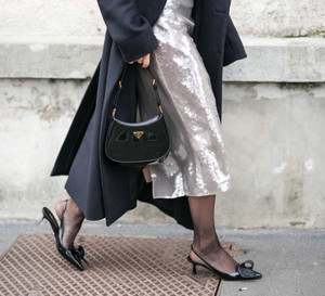 Klasyczne buty czółenka odchodzą w zapomnienie. Slingback to nowy obuwniczy hit na wiosnę w szafach it-girls