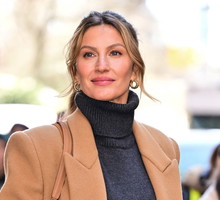 Gisele Bündchen w modnej spódnicy jeansowej na wiosnę 2024