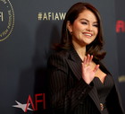 Znowu to zrobiła! Selena Gomez lansuje nową grzywkę Millennial Side Bangs, która pasuje kobietom w każdym wieku