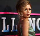 Zendaya zachwyca nową fryzurą. Aktorka wróciła do boba w stylu Mob Wife i rozjaśniła włosy. Koloryzacja Honey Blonde to hit na wiosnę
