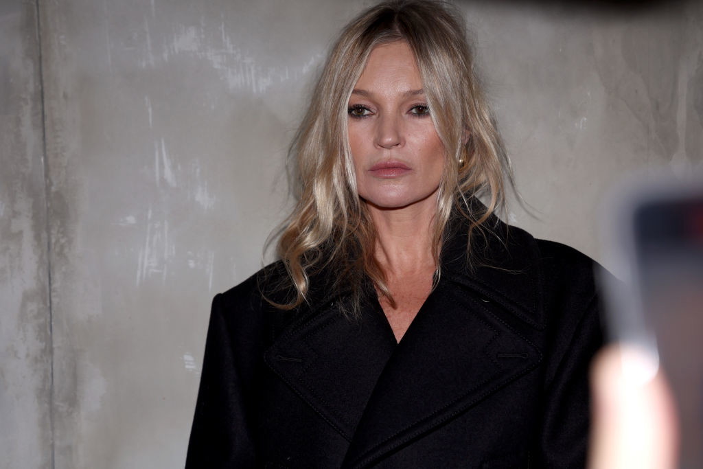 Kate Moss interpretuje trend “no pants” po swojemu i robi to bezbłędnie. Modelka zachwyca elegancką stylizacją z ultra krótkimi spodenkami