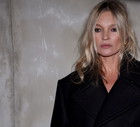 Kate Moss interpretuje trend “no pants” po swojemu i robi to bezbłędnie. Modelka zachwyca elegancką stylizacją z ultra krótkimi spodenkami