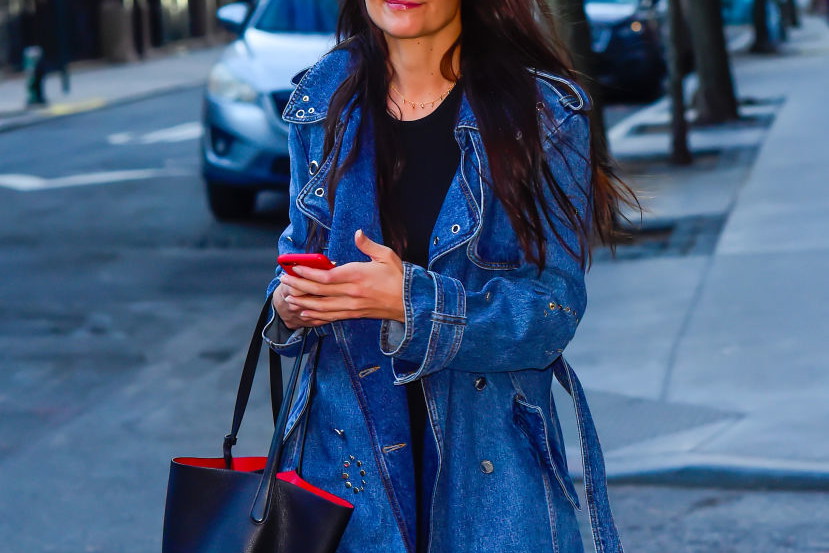 Katie Holmes porzuca klasyczny trencz i zamienia go na najmodniejszy płaszcz sezonu. Ta stylizacja kwintesencja trendów na wiosnę 2024