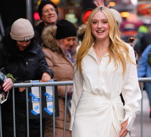 Dakota Fanning w białej sukience