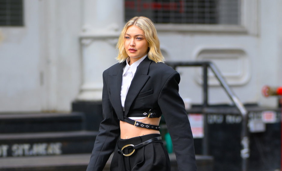 Gigi Hadid zachwyca w wydaniu nowoczesnej “corporate girl”. Modelka lansuje viralową stylizację “office siren”, którą chcemy odtworzyć