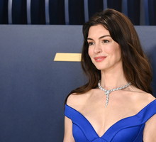 Anne Hathaway odtworzyła swoją kultową fryzurę sprzed ponad 20 lat, którą nosiła na planie filmu “Pamiętnik księżniczki”. Wygląda zjawiskowo