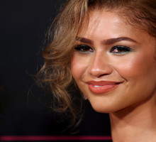Old lady make-up wbrew pozorom wcale nie postarza. Ten kontrowersyjny trend z lat 90. pokochały już Zendaya i Cara Delevingne