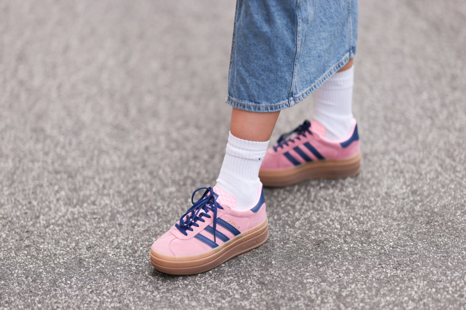 Różowe sneakersy adidas Gazelle to najmodniejsze buty na wiosnę 2024