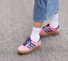 Różowe sneakersy adidas Gazelle to najmodniejsze buty na wiosnę 2024