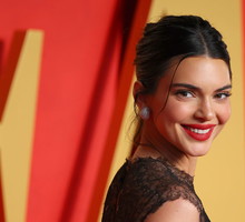 Kendall Jenner w swojej “french girl era” stosuje ten rozświetlacz z drogerii, który z powodzeniem zastąpi podkład na wiosnę