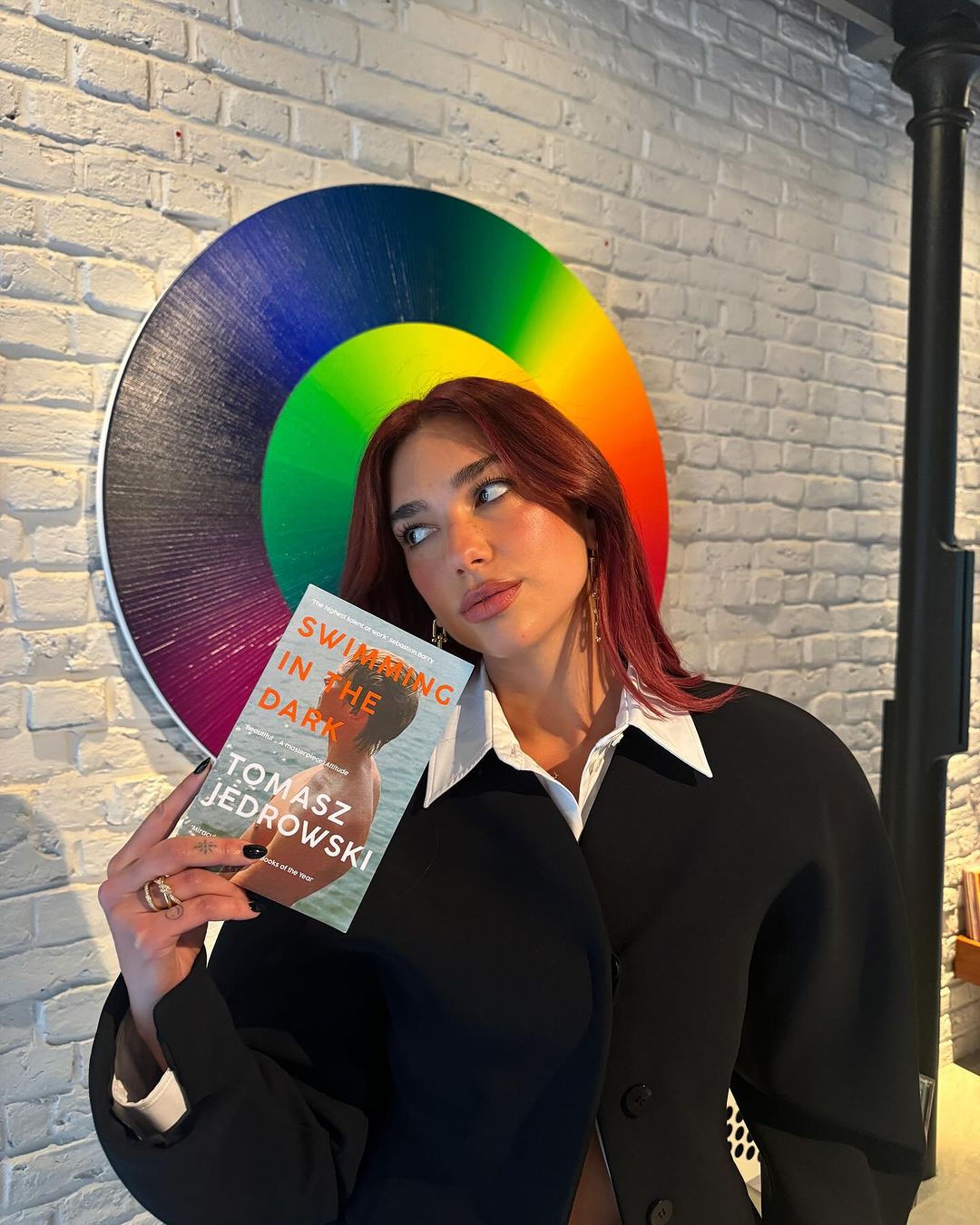 Dua Lipa z książką polskiego autora