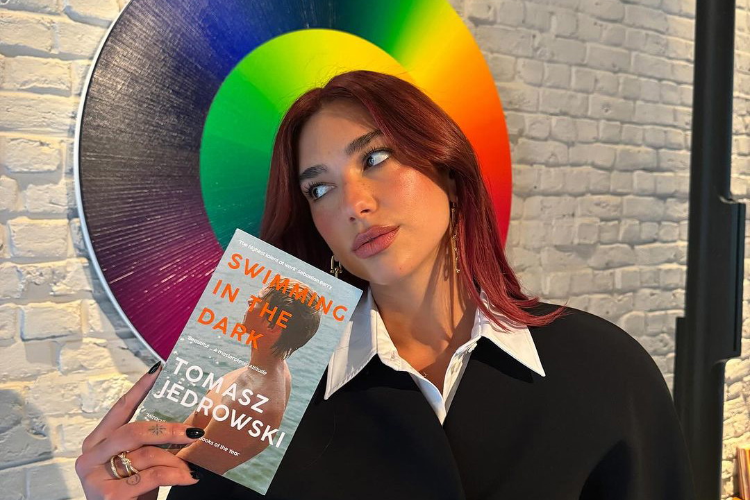 Dua Lipa z książką polskiego autora