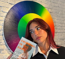Dua Lipa z książką polskiego autora