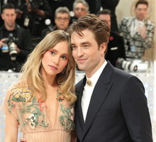 To już oficjalne! Suki Waterhouse została mamą i pokazała pierwsze zdjęcie swojego dziecka z Robertem Pattinsonem