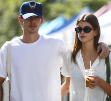 Kaia Gerber klapki na obcasie nosi na dwa sposoby