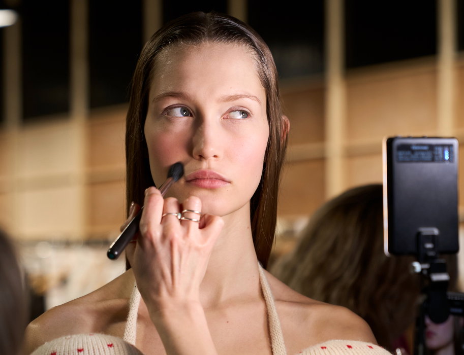 Jak aplikować bronzer, a jak kontur? Ten tiktok szybko to wyjaśnia