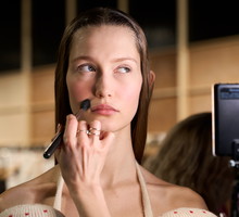 Jak aplikować bronzer, a jak kontur? Ten tiktok szybko to wyjaśnia
