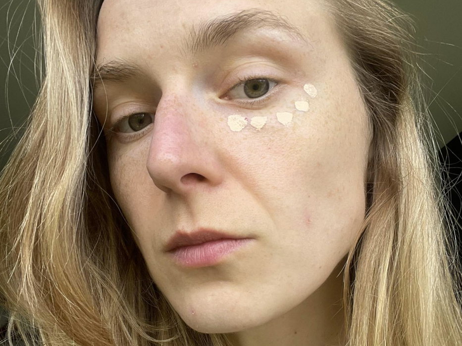 Jestem redaktorką beauty, a to mój ulubiony korektor. Zużyłam już 2. opakowanie. Cienie i niedoskonałości maskuje do zera, wytrzymuje 11 godzin bez poprawek
