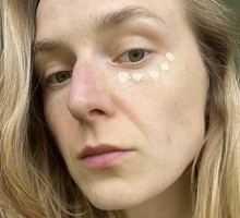 Jestem redaktorką beauty, a to mój ulubiony korektor. Zużyłam już 2. opakowanie. Cienie i niedoskonałości maskuje do zera, wytrzymuje 11 godzin bez poprawek