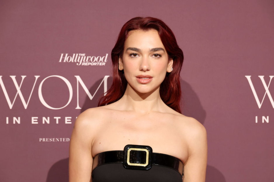 Dua Lipa zamiast topu nosi pasek i udowadnia, że kontrowersyjny trend z lat 2000. jest wciąż na czasie