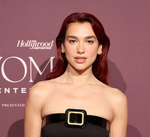 Dua Lipa zamiast topu nosi pasek i udowadnia, że kontrowersyjny trend z lat 2000. jest wciąż na czasie
