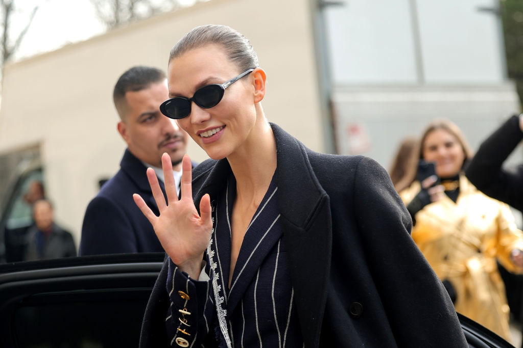 Karlie Kloss udowadnia, że cichy luksus wciąż jest w modzie. Modelka zadaje szyku w klasycznej stylizacji quiet luxury