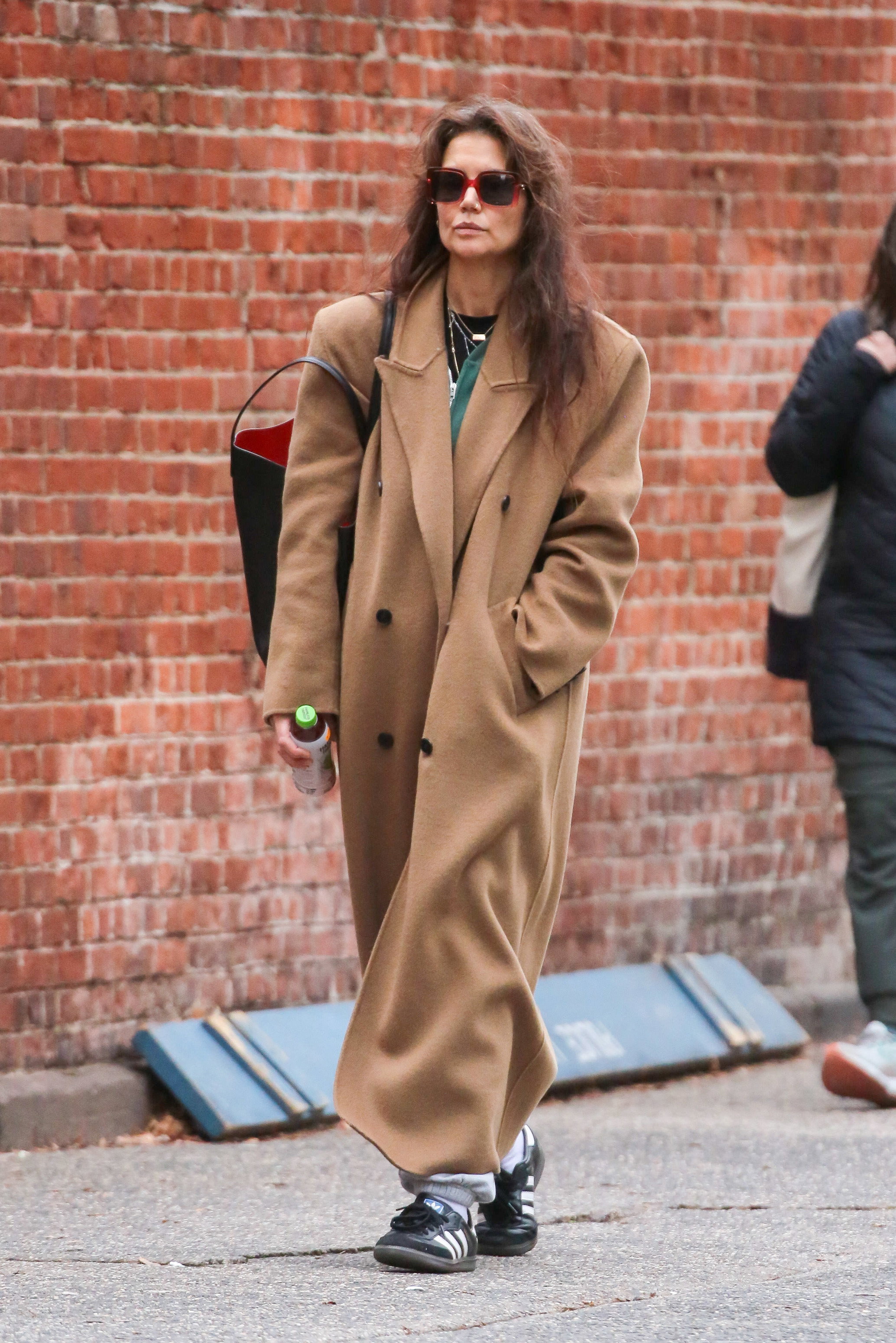 Katie Holmes adidas Samba łączy ze wszystkim