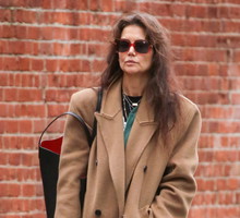 Katie Holmes adidas Samba łączy ze wszystkim