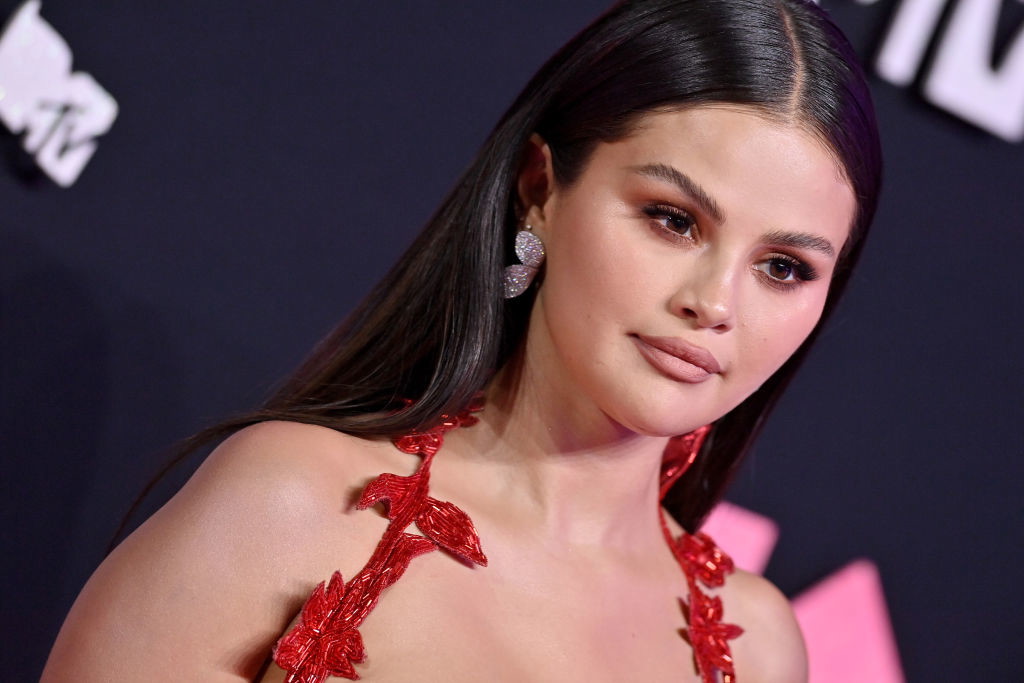 Selena Gomez reaktywuje odważny trend sprzed roku. Gwiazda łączy czerwony płaszcz z butami, które na pewno masz w swojej szafie (to dobry moment, żeby je wyciągnąć)