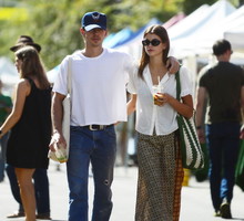Kaia Gerber klapki na obcasie nosi na dwa sposoby