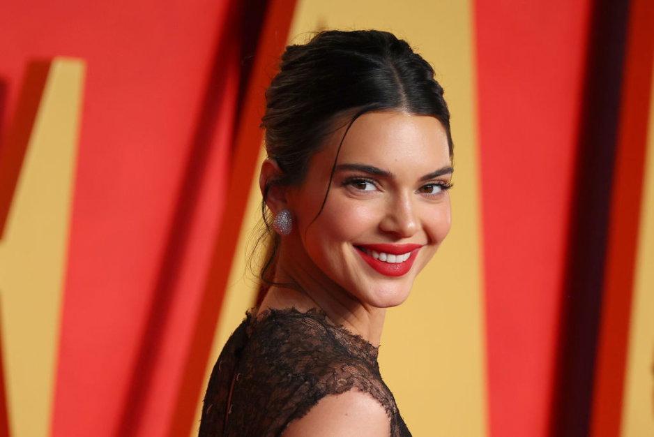 Kendall Jenner w swojej “french girl era” stosuje ten rozświetlacz z drogerii, który z powodzeniem zastąpi podkład na wiosnę