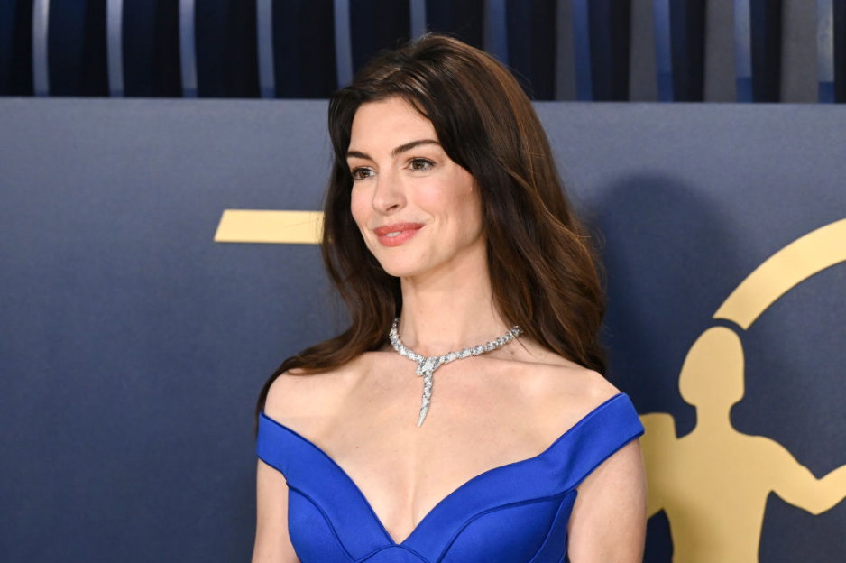 Anne Hathaway odtworzyła swoją kultową fryzurę sprzed ponad 20 lat, którą nosiła na planie filmu “Pamiętnik księżniczki”. Wygląda zjawiskowo