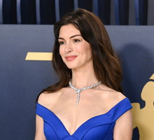 Anne Hathaway odtworzyła swoją kultową fryzurę sprzed ponad 20 lat, którą nosiła na planie filmu “Pamiętnik księżniczki”. Wygląda zjawiskowo