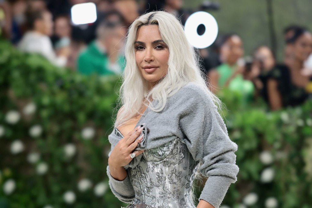 Met Gala 2024: Kim Kardashian na czerwony dywan założyła sweter. Stylizacja gwiazdy została okrzyknięta najgorszą kreacją tego roku