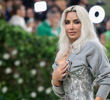 Met Gala 2024: Kim Kardashian na czerwony dywan założyła sweter. Stylizacja gwiazdy została okrzyknięta najgorszą kreacją tego roku