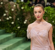 Phoebe Dynevor zaręczyła się. Wiedzieliście, że gwiazda “Bridgertonów” jest w związu ze znanym aktorem?