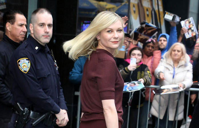 Kirsten Dunst w koszulce polo ladylike