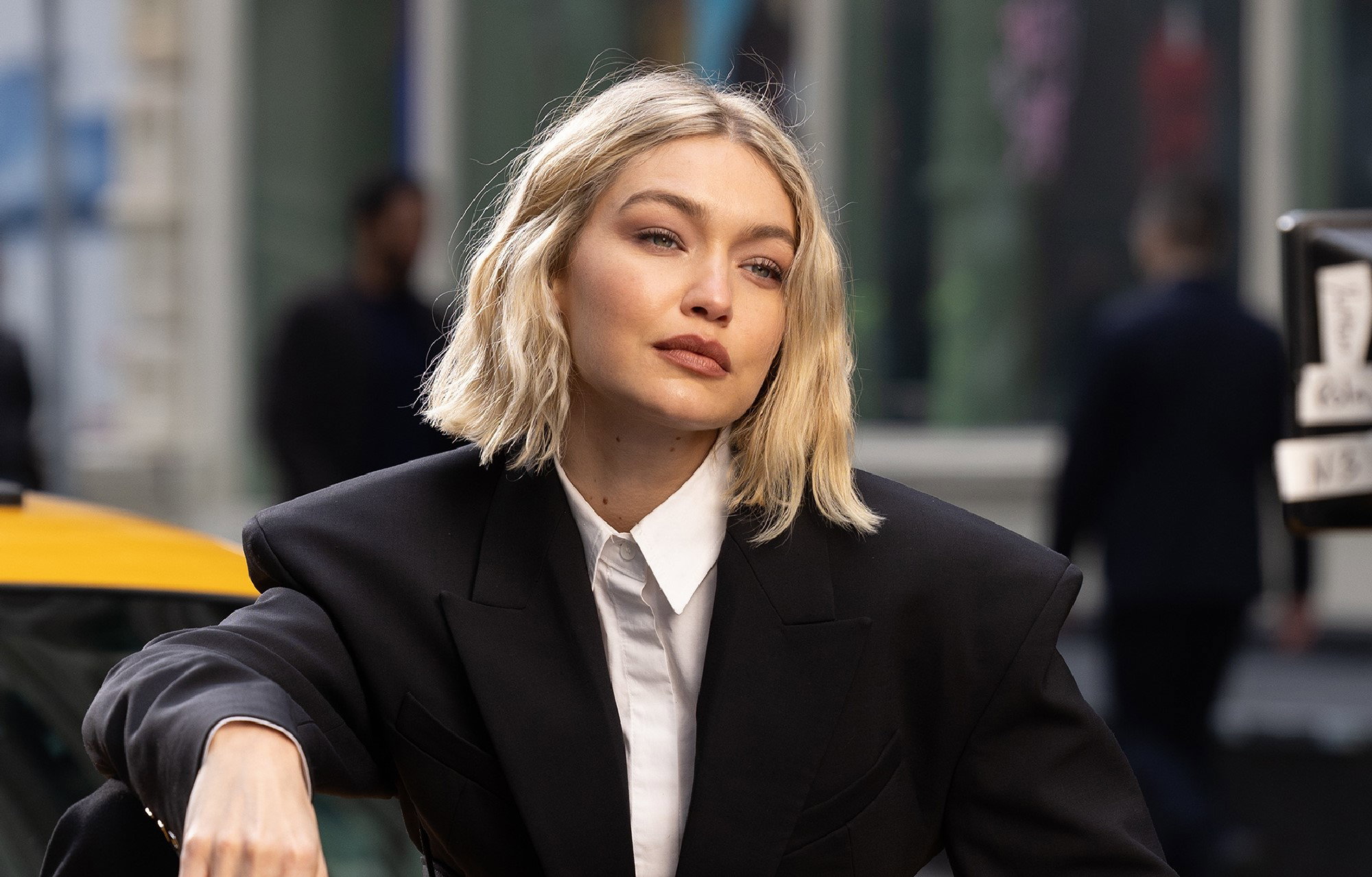 Gigi Hadid w modnej stylizacji w stylu “rich mom energy”. Ten klasyczny zestaw z białą koszulą to nowa odsłona cichego luksusu