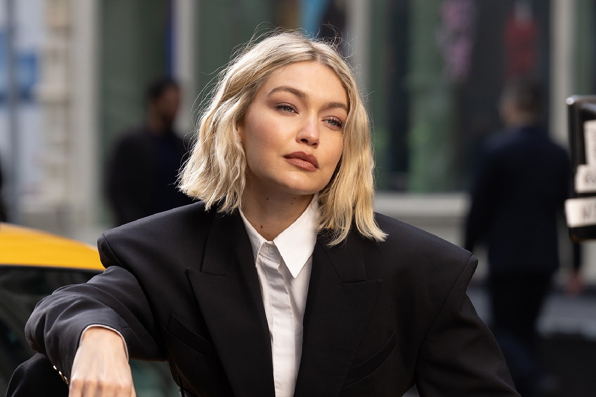 Gigi Hadid w modnej stylizacji w stylu “rich mom energy”. Ten klasyczny zestaw z białą koszulą to nowa odsłona cichego luksusu