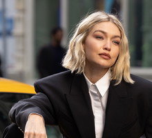 Gigi Hadid w modnej stylizacji w stylu “rich mom energy”. Ten klasyczny zestaw z białą koszulą to nowa odsłona cichego luksusu