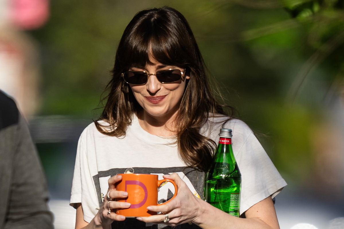 Dakota Johnson lansuje najmodniejsze jeansy tego sezonu w stylu lat 90. Uwielbiają je wszystkie it-girls na czele z Hailey Bieber