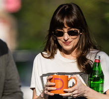 Dakota Johnson lansuje najmodniejsze jeansy tego sezonu w stylu lat 90. Uwielbiają je wszystkie it-girls na czele z Hailey Bieber
