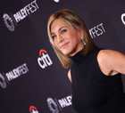 Zapomnijcie o manicure w stylu Old Money. Klasyczne Pink Milky Nails to idealne paznokcie na wiosnę według Jennifer Aniston