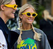 Jak nosić dwa warkocze? Inspiracje z fashion weeków