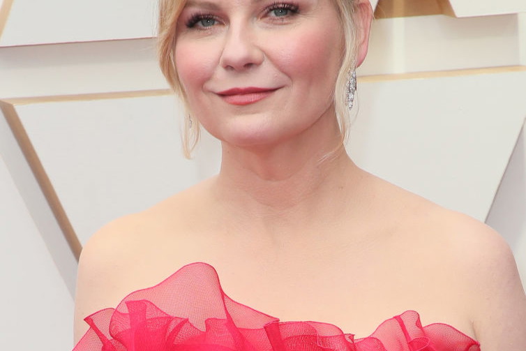 Grzywka na bok: tak nosi ją Kirsten Dunst