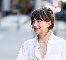 Dakota Johnson udowadnia, że białe jeansy to najbardziej pożądany model w tym sezonie. Łączy je z kultowymi sneakersami
