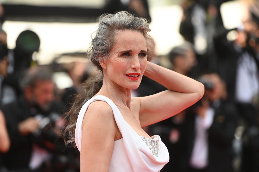 Andie MacDowell lansuje modną sukienkę w kwiaty na lato 2024. 66-letnia aktorka udowadnia, że to model dla kobiet w każdym wieku