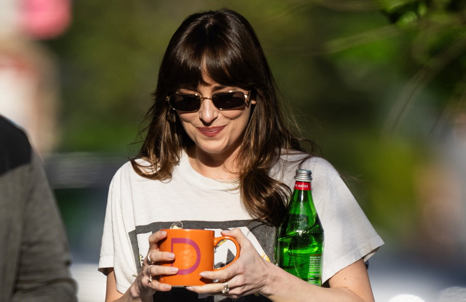 Dakota Johnson lansuje najmodniejsze jeansy tego sezonu w stylu lat 90. Uwielbiają je wszystkie it-girls na czele z Hailey Bieber