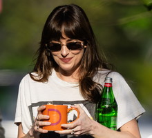 Dakota Johnson lansuje najmodniejsze jeansy tego sezonu w stylu lat 90. Uwielbiają je wszystkie it-girls na czele z Hailey Bieber