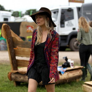 Sienna Miller na Glastonbury w 2014 r.